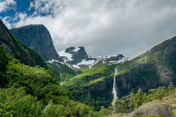 Norvegia natura con verdi pendii di montagna e cascate a Briksdal — Foto Stock