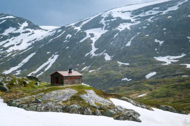 Küçük evde karlı Dağı Yaylası, Norveç
