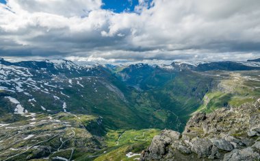 Geiranger fjord için azalan dağ yolları.