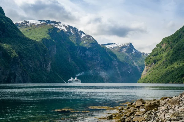 Nave da crociera nel fiordo di Geiranger, Norvegia — Foto Stock