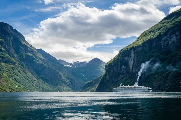Traghetto turistico a Geiranger fiordo, Norvegia — Foto Stock
