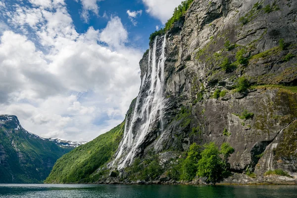 Geiranger fiorde famosas cachoeiras bug, Noruega . — Fotografia de Stock