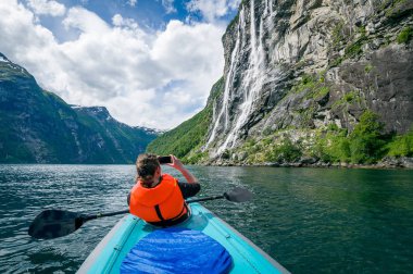 Kadın kanocu, Geirngerfjord, Norveç.