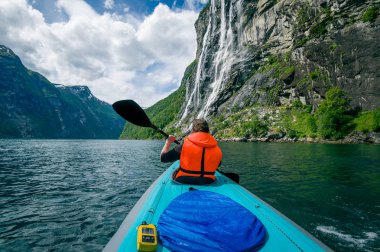 Kadın kanocu, Geirngerfjord, Norveç.