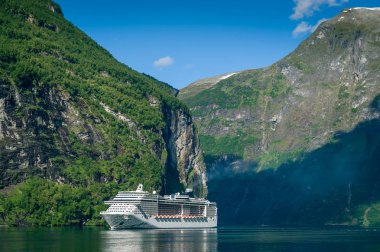 Geiranger fiyort, Norveç dik kıyıları, turist feribot.