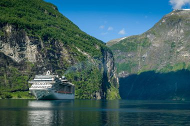 Norveç Geirangerfjord shores adlı feribot