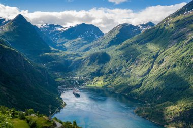 Eagles yolundan Geiranger fiyort havadan görünümü.