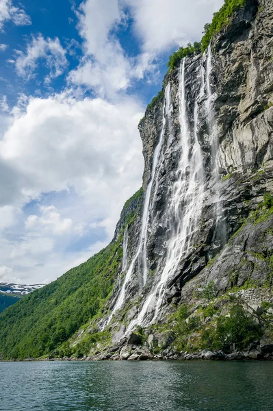 Grande cascata del fiordo Geiranger, Norvegia . — Foto Stock