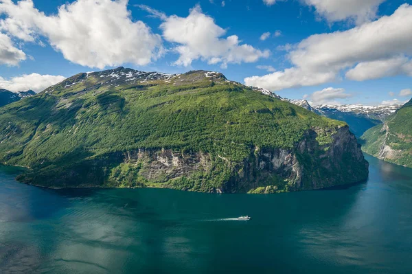 Ripide rive del fiordo di Geiranger, Norvegia . — Foto Stock