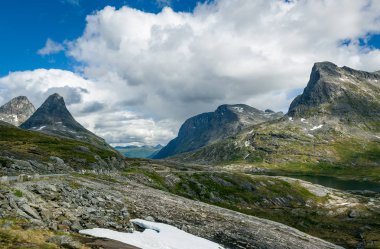 Yaz kar Norveç dağlarında.