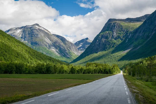 Strada per le montagne — Foto Stock