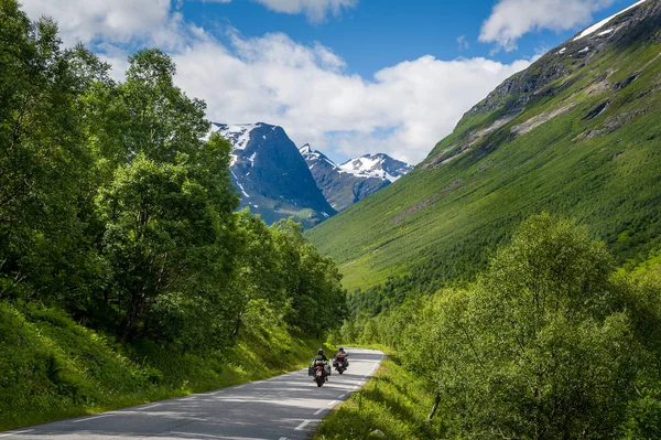 Strada per le montagne — Foto Stock