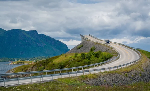 Ponte curvo panoramica Atlantic Road, Norvegia . — Foto Stock