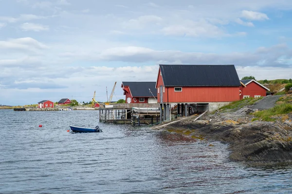 Noorse retro huizen aan het water. Rechtenvrije Stockfoto's