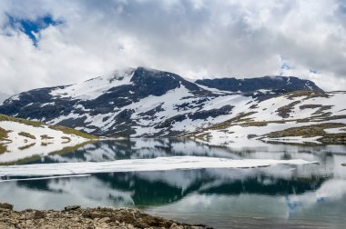 Dağ Gölü ve karlı kayalar, Norveç