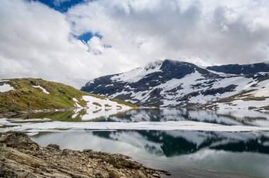 Dağ Gölü ve karlı kayalar, Norveç