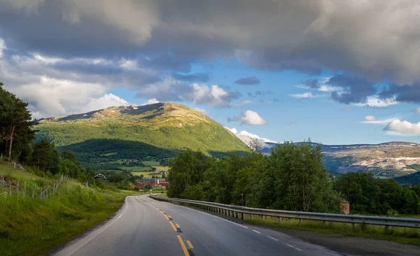 Strada rurale norvegese . — Foto Stock