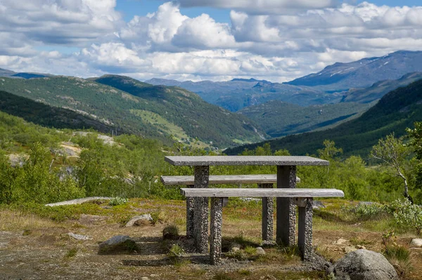 Bord och bänk på berget viewpoint, Norge. — Stockfoto