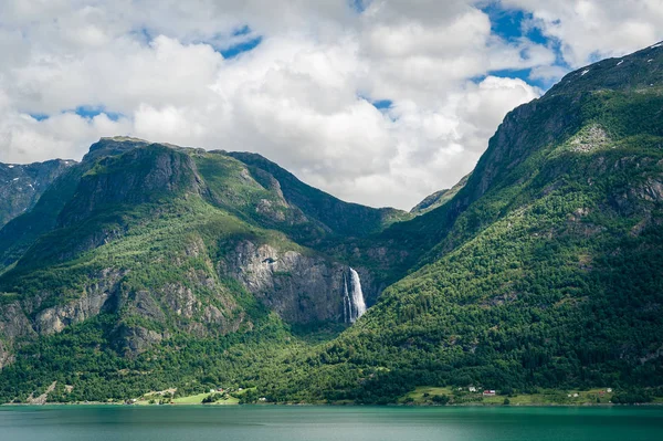 Enorme cascata sulle rive del fiordo, Norvegia . — Foto Stock