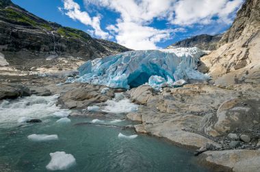 Nigardsbreen buzul buz ve göl manzara.