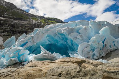 Nigardsbreen buzul buz mağarası
