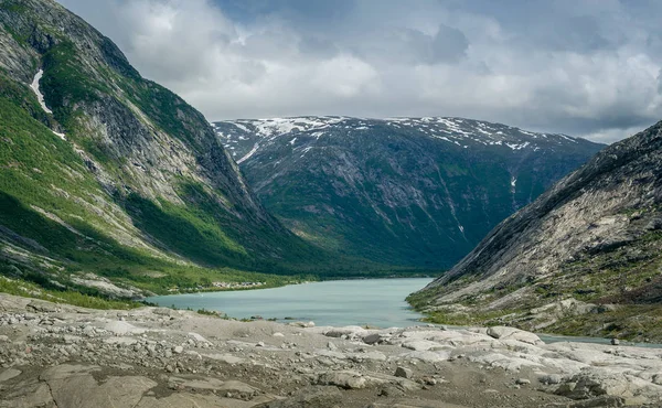 Ledovec Nigardsbreen jezero krajina. — Stock fotografie