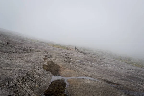 霧の Kjerah ハイキング パス — ストック写真