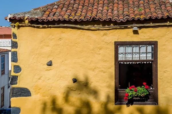 Casa amarilla del pueblo de Icod — Foto de Stock