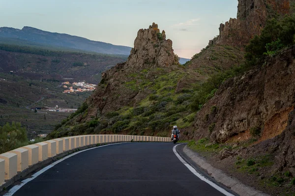 Kayalar ve yollar Tenerife adasının — Stok fotoğraf