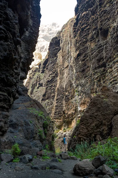 Turista en las rocas del barranco Maska — Foto de Stock