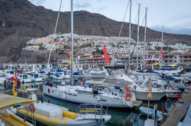 Yelkenli teknelerde Los Gigantes Marina'da