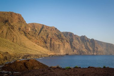Los Gigantes Tenerife adasında kayalar