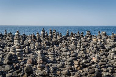 Zen taş piramitler tarla.