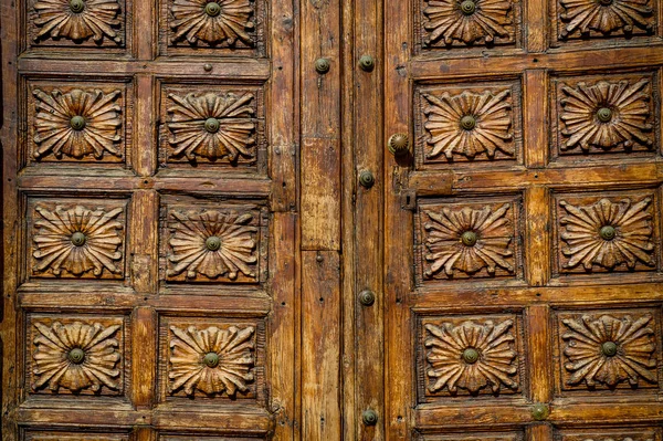 Oude houten poort sluit weergave — Stockfoto