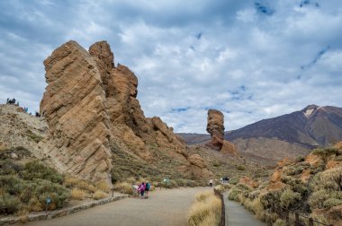 Turistler, ünlü Roques de Garcia, Tenerife Adası.