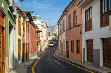 La Orotava eski kasaba küçük sokak araba ile