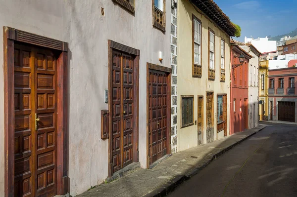 Houten deuren van traditionele Canarische huizen, La Orotava — Stockfoto