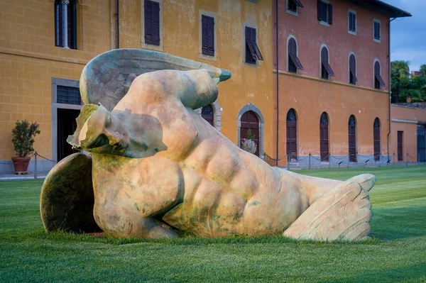 Fallen angel sculpture at Pisa central square, close view — Photo