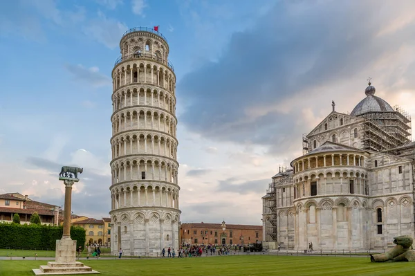 Pisa tower and cathedral at evening light — Stockfoto