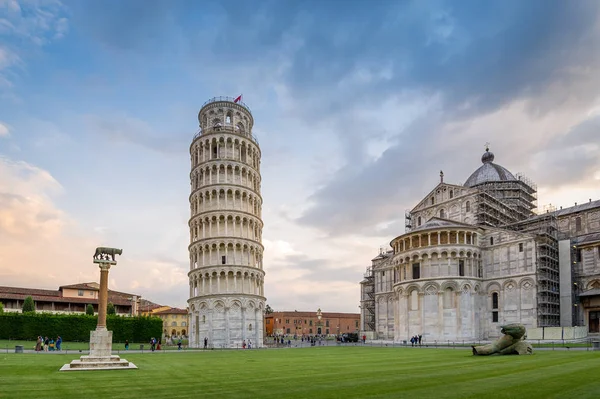 Pisa Duomo, famous tiltimg tower and central squaer at sunset — Stockfoto