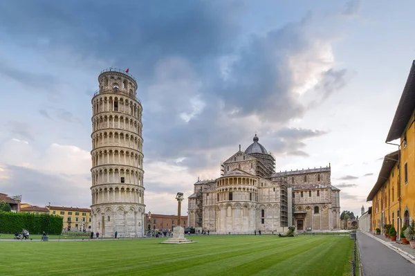 Evening light an Pisa center, view of most famous attractions, Duomo cathedral and tilting tower. — Stockfoto