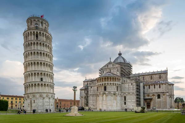 Piazza del Duomo and Pisa tower at susnet — Stockfoto