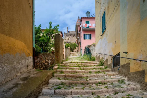 Santo Stefano uphill street, Toscana, Italy — Stockfoto