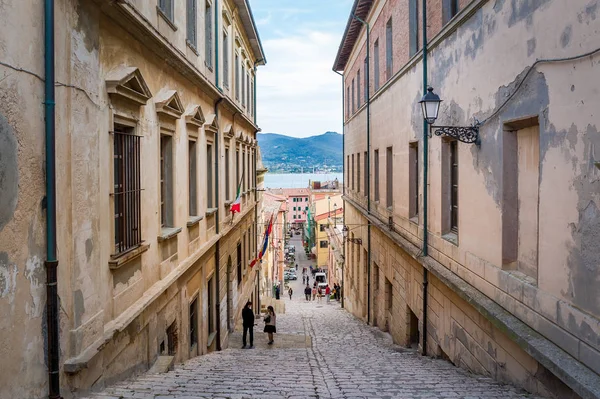 Calles estrechas de Portoferraio del casco antiguo —  Fotos de Stock