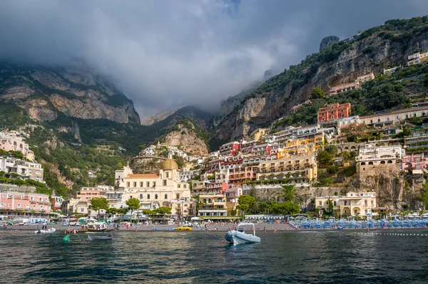 Positano záliv s pláží, staré město na kopci — Stock fotografie