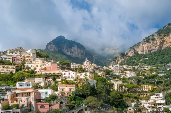 Paysage du village de Positano avec une chaîne de montagnes en arrière-plan — Photo
