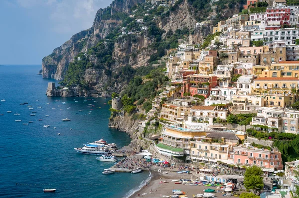 View of Positano guest pier and black sand beach — Stock Photo, Image
