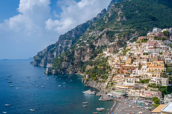 Positano stad och havsvik med båtar förtöjda — Stockfoto