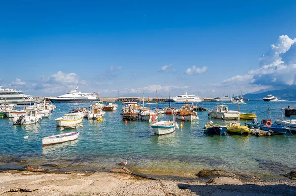 Bateaux de pêche à la marina de Capri — Photo