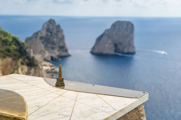 Vue de l'île de Capri avec ancienne carte de coordonnées — Photo